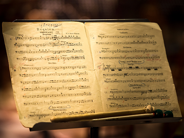 Notenblattgestell mit den Notenblättern eines Konzertes
